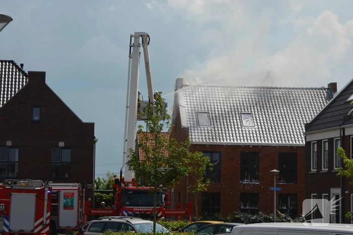 Flinke brand op dak van nieuwbouwwoning