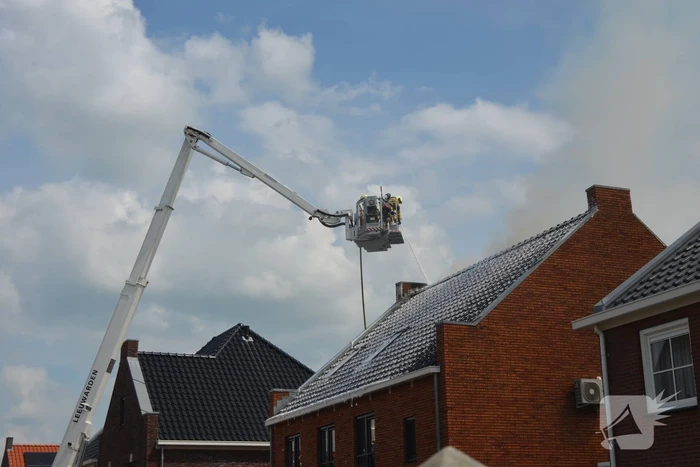 Flinke brand op dak van nieuwbouwwoning