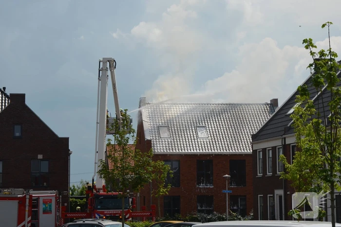 Flinke brand op dak van nieuwbouwwoning