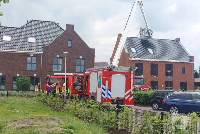 Flinke brand op dak van nieuwbouwwoning