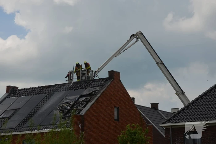 Flinke brand op dak van nieuwbouwwoning