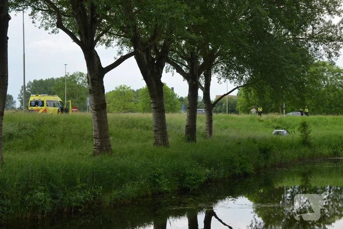 Automobilist rijdt van talud