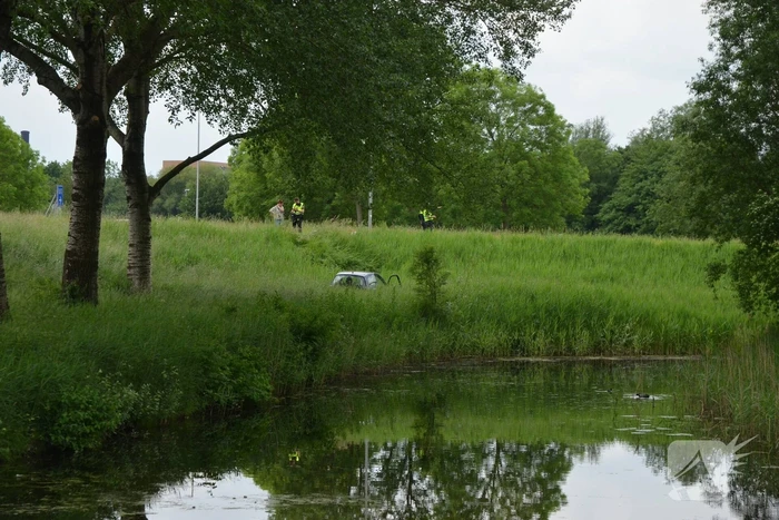 Automobilist rijdt van talud