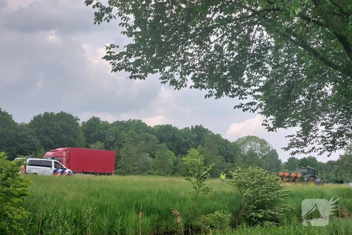 Automobilist rijdt van talud