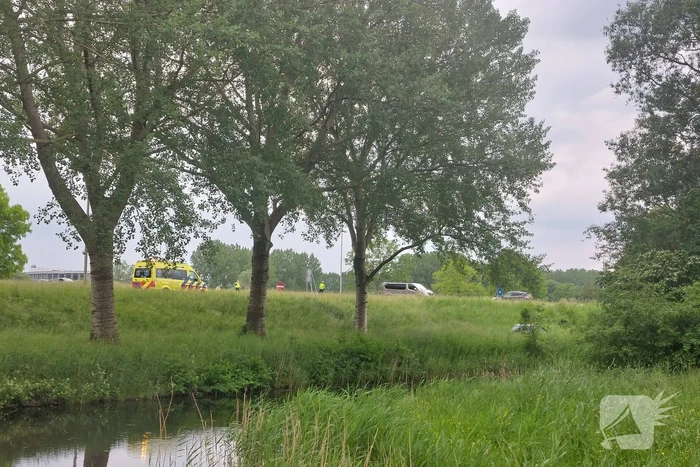 Automobilist rijdt van talud