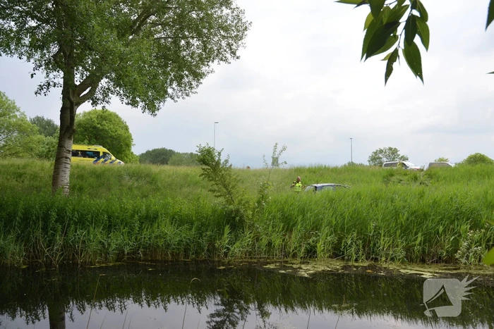 Automobilist rijdt van talud