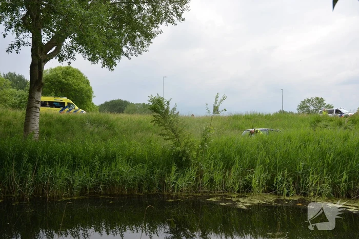 Automobilist rijdt van talud