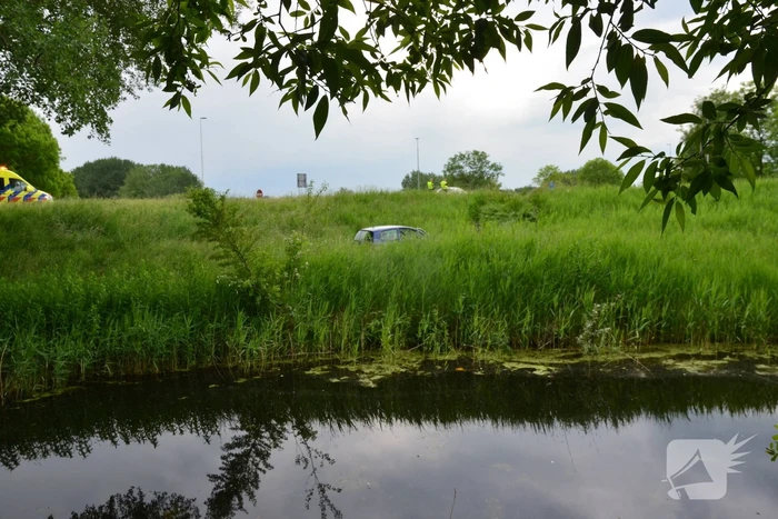 Automobilist rijdt van talud