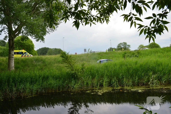 Automobilist rijdt van talud