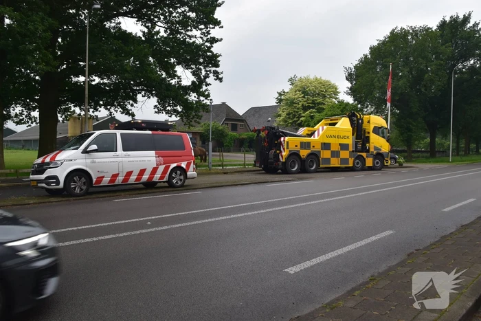 Berm maaier zakt door brug