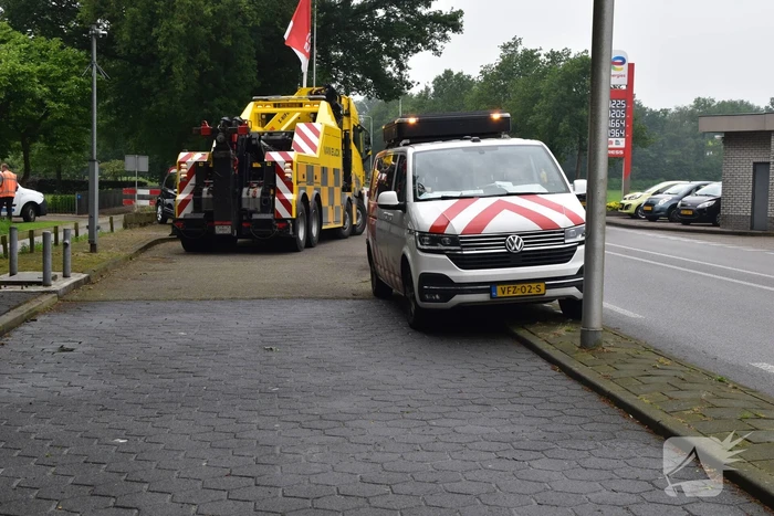 Berm maaier zakt door brug