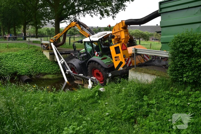 Berm maaier zakt door brug