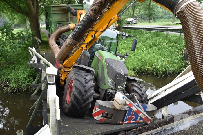 Berm maaier zakt door brug