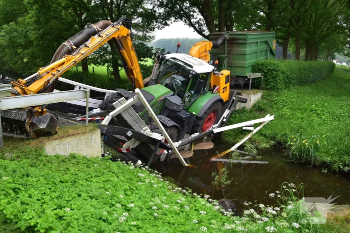Berm maaier zakt door brug