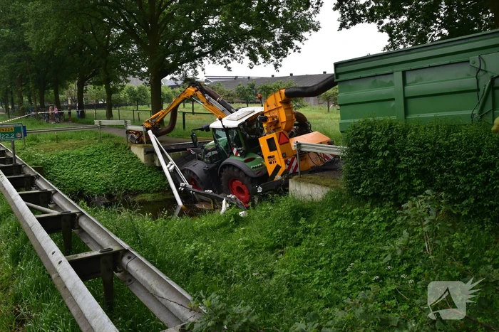 Berm maaier zakt door brug