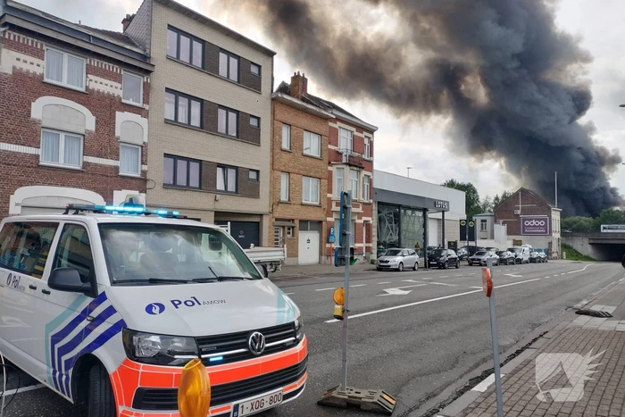 Grote brand in loods met honderden voertuigen