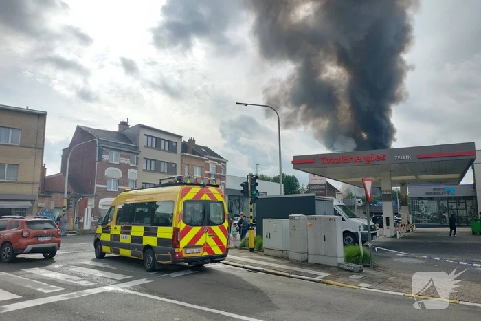 Grote brand in loods met honderden voertuigen