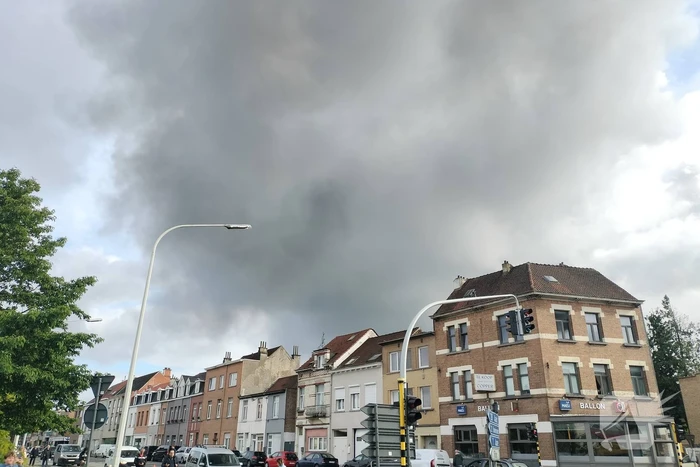 Grote brand in loods met honderden voertuigen
