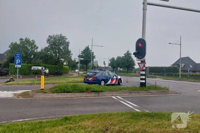 Scooterrijdster gaat onderuit en raakt gewond