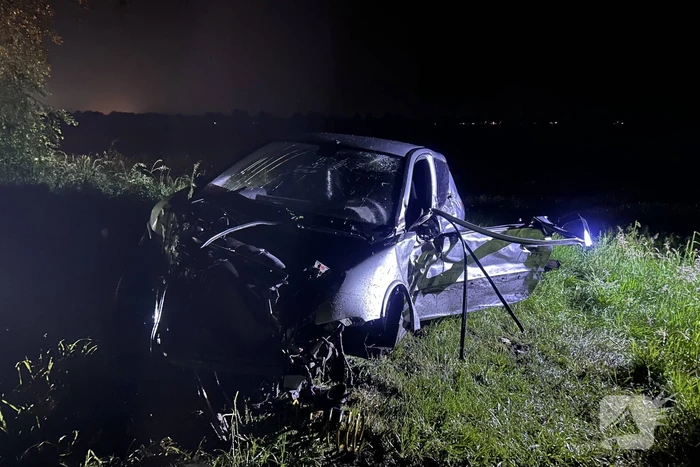 Auto zwaar beschadigd na crash tijdens achtervolging