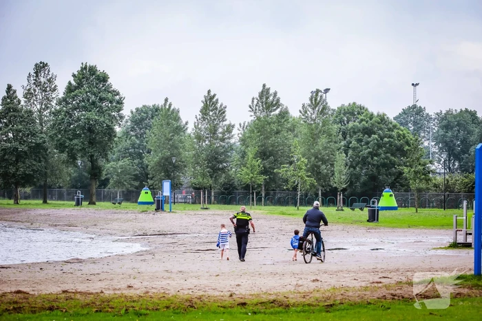 Vermiste kinderen teruggevonden op het strand