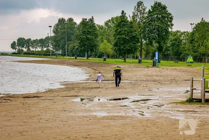 Vermiste kinderen teruggevonden op het strand