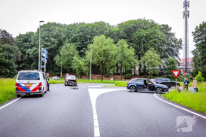 Twee personenwagens botsen op kruispunt