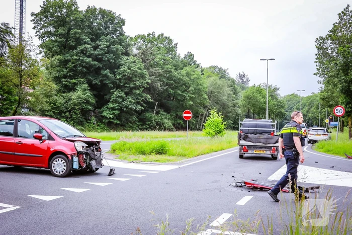 Twee personenwagens botsen op kruispunt