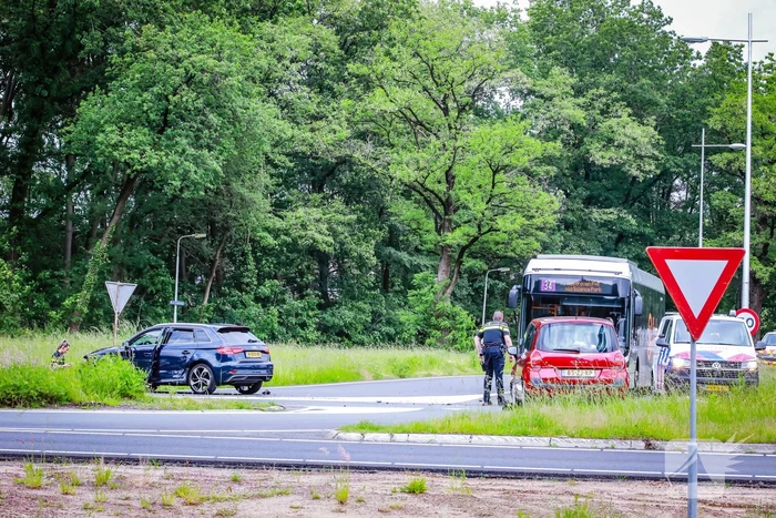 Twee personenwagens botsen op kruispunt