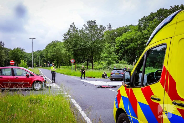 Twee personenwagens botsen op kruispunt