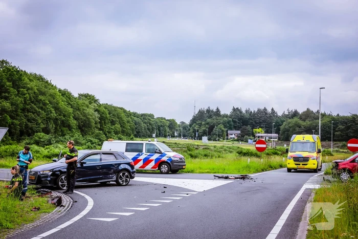 Twee personenwagens botsen op kruispunt