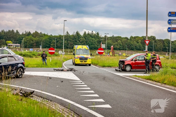 Twee personenwagens botsen op kruispunt