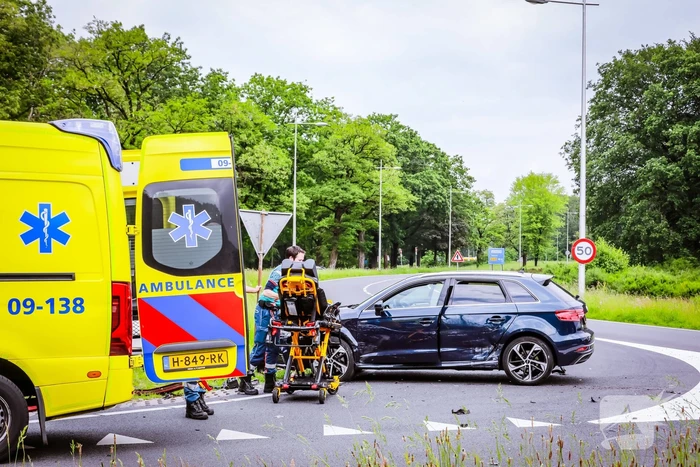 Twee personenwagens botsen op kruispunt