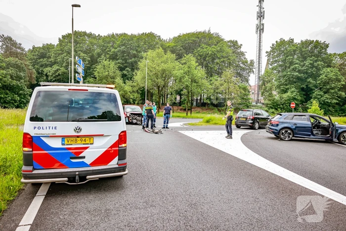 Twee personenwagens botsen op kruispunt