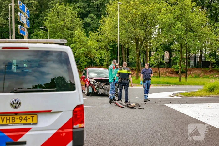 Twee personenwagens botsen op kruispunt