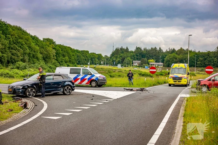 Twee personenwagens botsen op kruispunt