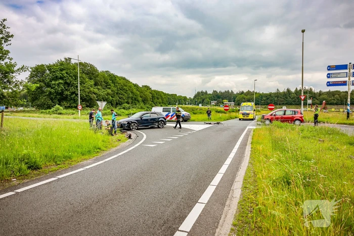 Twee personenwagens botsen op kruispunt