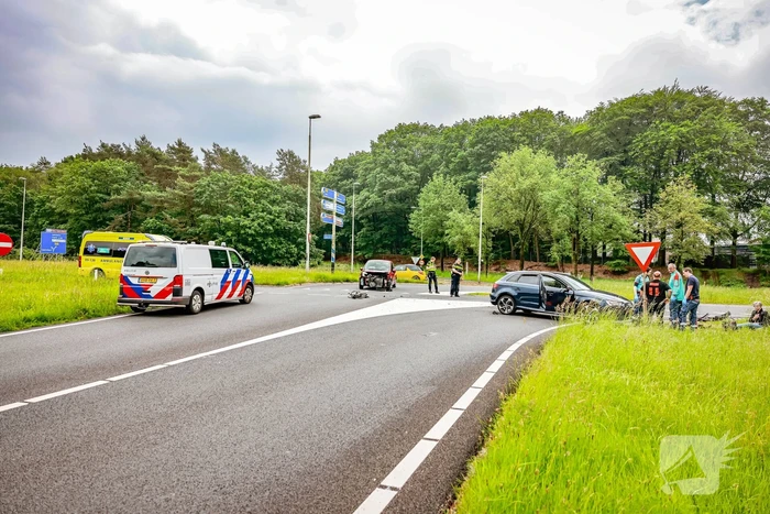 Twee personenwagens botsen op kruispunt