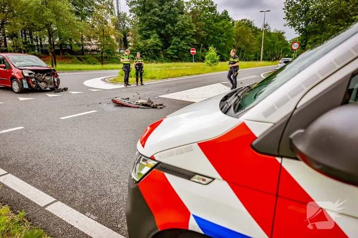 Twee personenwagens botsen op kruispunt