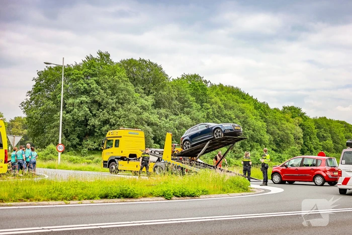 Twee personenwagens botsen op kruispunt