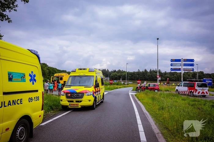 Twee personenwagens botsen op kruispunt