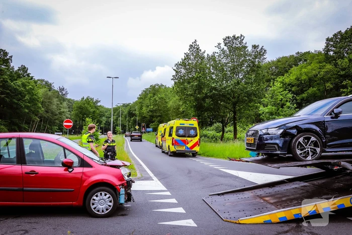 Twee personenwagens botsen op kruispunt