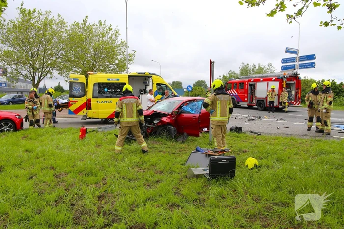 Gewonde na frontale botsing op kruising, ook kind betrokken