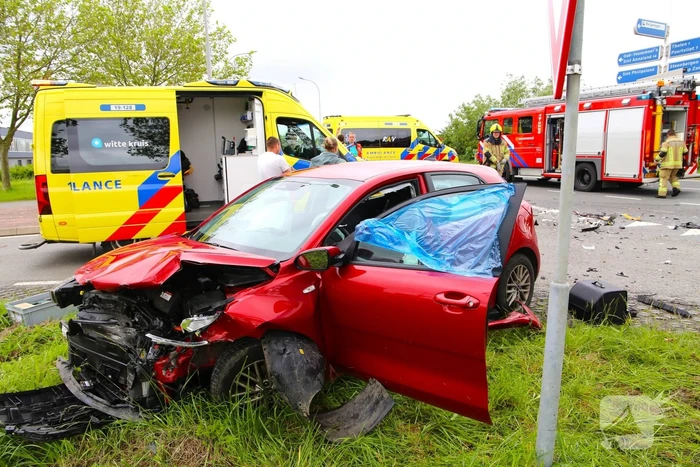 Gewonde na frontale botsing op kruising, ook kind betrokken