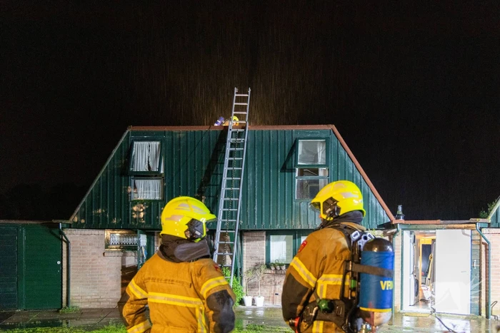 Veel brandschade aan vakantiewoning door overslag vanuit vuurkorf