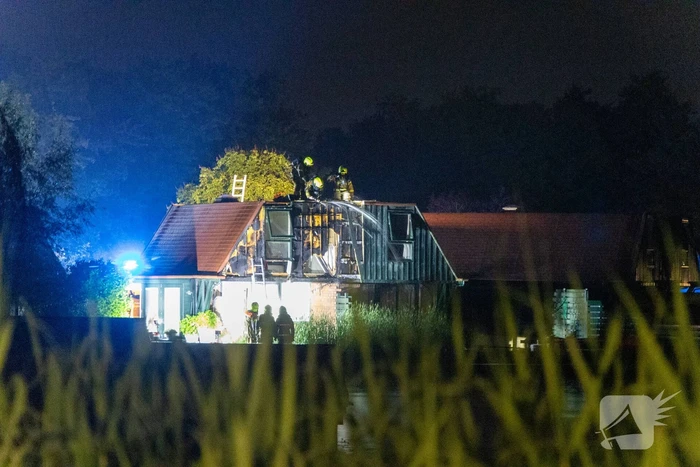Veel brandschade aan vakantiewoning door overslag vanuit vuurkorf