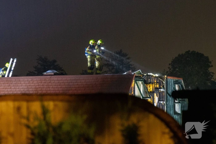 Veel brandschade aan vakantiewoning door overslag vanuit vuurkorf