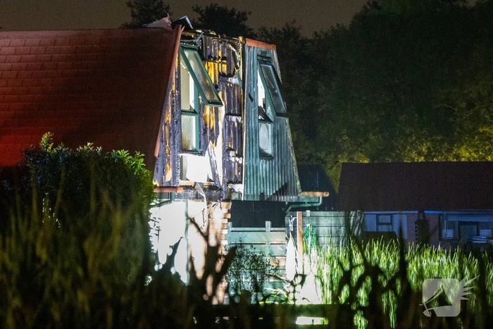 Veel brandschade aan vakantiewoning door overslag vanuit vuurkorf