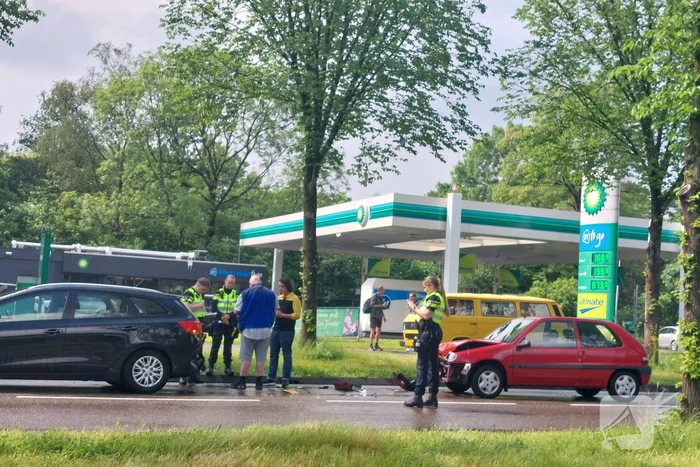 Flinke schade na botsing tussen auto's