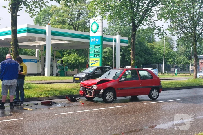 Flinke schade na botsing tussen auto's